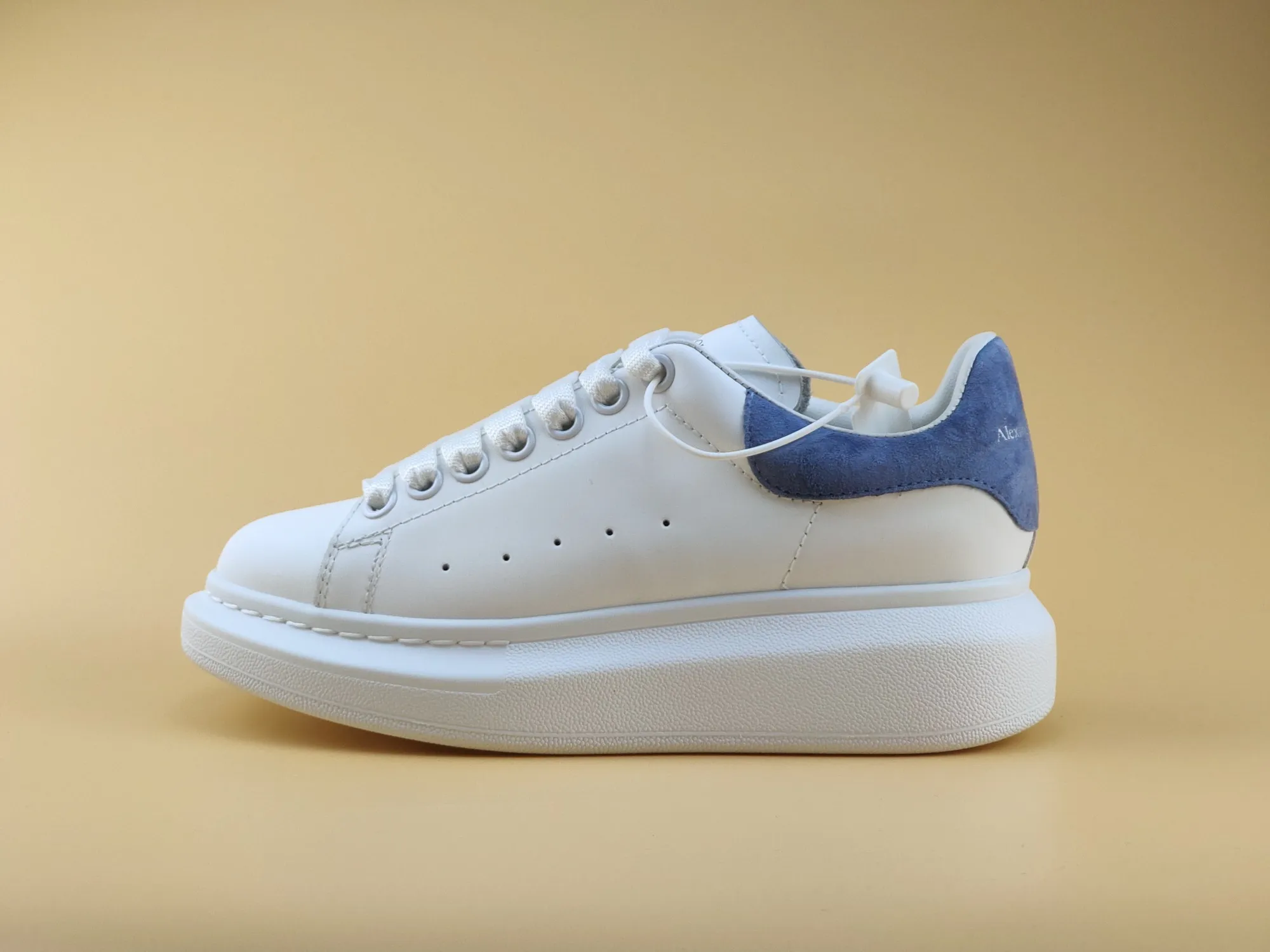 👟👟Ex-factory price 480👟👟 Women's shoes, women's clothing ALEXANDER MQUEEN (McQueen) 🎉The highest quality silk cowhide version on the market🎊, imported water-dyed sheepskin lining, 1:1 replica at the counter, star style T stage catwalk, a must-have for fashionistas , the original high-temperature and ultra-clear air pressure logo on the foot, absolutely counter-matched version, the arc of the back bag is truly genuine 0⃣ difference, using an exclusive privately molded double-layer vacuum outsole, which is light on the foot and has excellent rebound! Running🏃✈The first choice item for outdoor sports💅💅Trend and fashion coexist📣Female style: 35-39, male style: 39-44 with original packaging